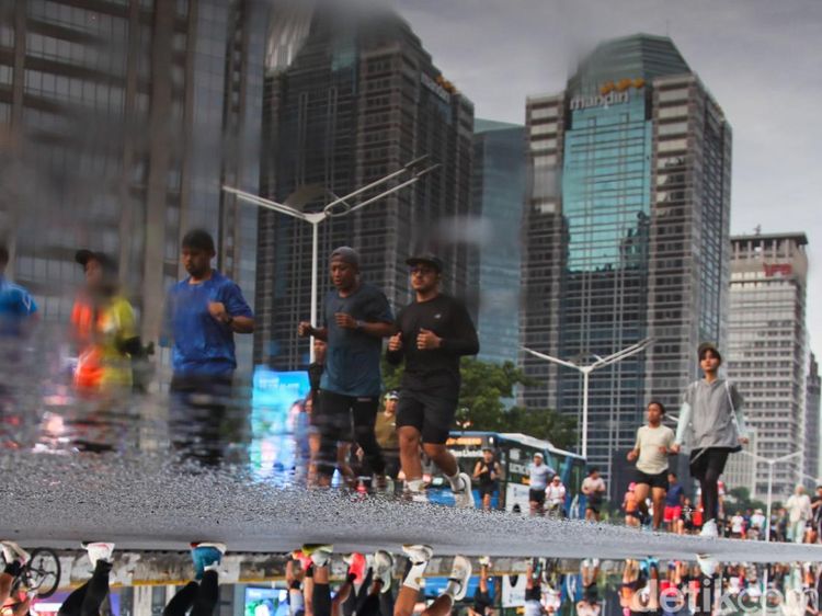 CFD Perdana 2026, Warga Padati Sudirman untuk Berolahraga