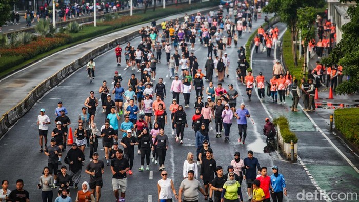 Warga berolahraga saat Car Free Day (CFD) di Jalan Jenderal Sudirman, Jakarta, Minggu (4/1/2026), mengawali aktivitas sehat di awal tahun.
