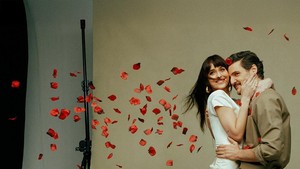 Dia dikenal sebagai agen yang sukses menjodohkan 9 pasangan sepanjang kariernya. Di tengah sebuah acara pernikahan, dia bertemu dengan Pedro Pascal dan jatuh cinta. Foto: Dok.Materialist/ Instagram