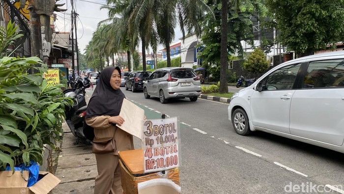Cuan Besar Pedagang Tikar di Ragunan, Raup Jutaan Saat Musim Liburan