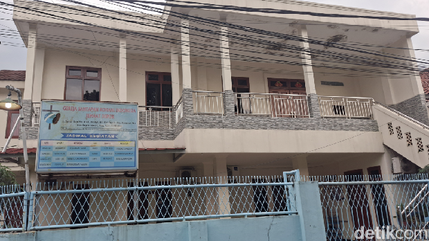Deretan masjid di Jalan Sumur Batu, Depok, Jabar