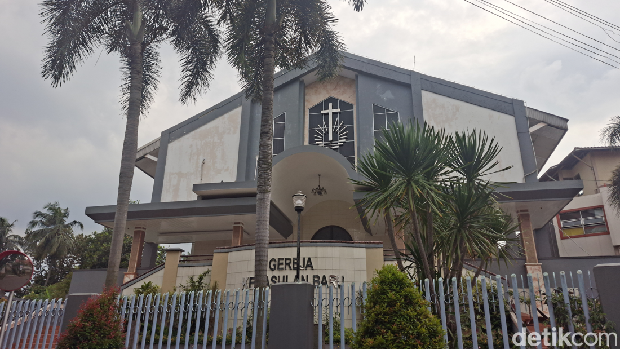 Deretan masjid di Jalan Sumur Batu, Depok, Jabar