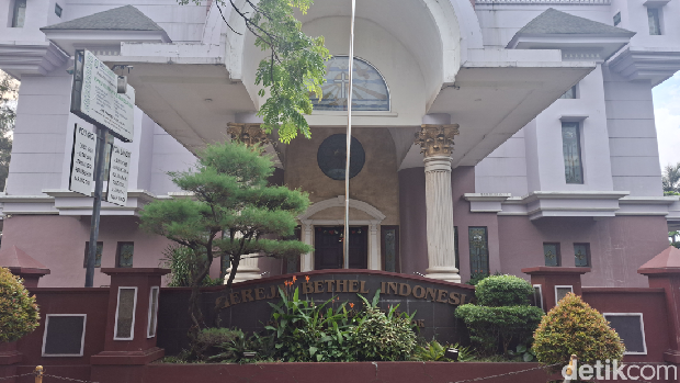 Deretan masjid di Jalan Sumur Batu, Depok, Jabar