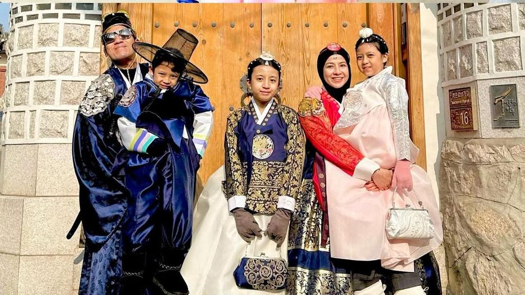 Desta dan Natasha Rizky Bawa Anak Liburan ke Korea, Remake Foto 7 Tahun Lalu