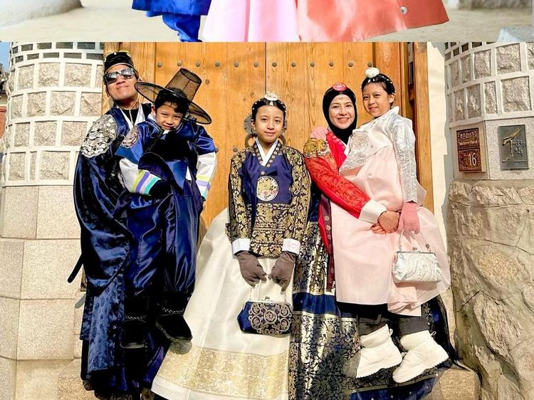 Desta dan Natasha Rizky Bawa Anak Liburan ke Korea, Remake Foto 7 Tahun Lalu