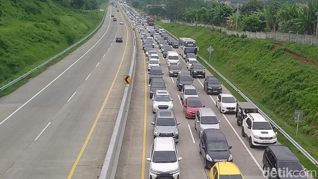 Evakuasi korban kecelakaan beruntun maut di Tol Batang, Minggu (4/1/2026).