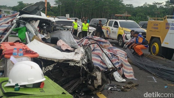 Tragis Muatan Besi 55 Ton Tumpah Timbun 2 Mobil di Tol Batang