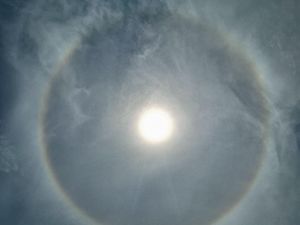 Fenomena Halo Matahari di Malang Diabadikan Warga