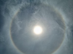Fenomena Halo Matahari di Malang Diabadikan Warga