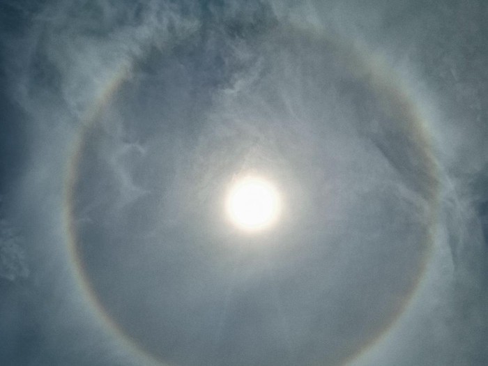 Fenomena Halo Matahari yang diabadikan salah satu warga dari Kelurahan Polowijen, Kecamatan Blimbing, Kota Malang dan diunggah di media sosial