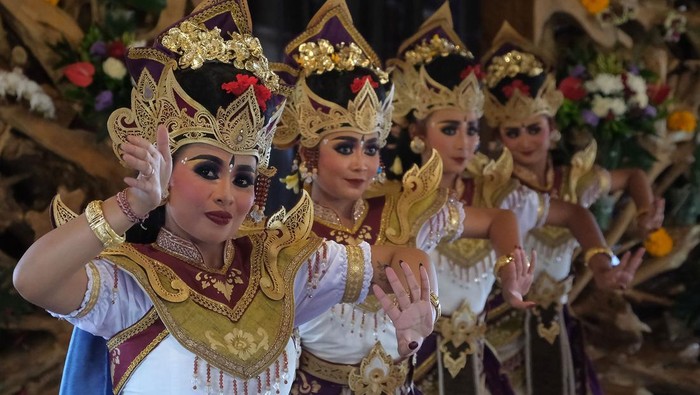 Seniman muda menampilkan tari Amertha danu saat lomba tari tradisional pada Festival Kultural 2026 di The Blooms, Tabanan, Bali, Minggu (4/1/2026). Kegiatan yang diikuti muda-mudi dari puluhan desa adat di wilayah tersebut digelar untuk meningkatkan kreativitas seni dan pelestarian budaya Bali bagi generasi muda sekaligus mempromosikan kesenian kearifan lokal sebagai daya tarik pariwisata. ANTARA FOTO/Nyoman Hendra Wibowo/rwa.