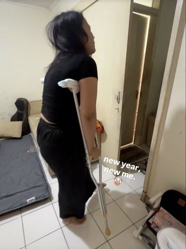 Aqia, istri Fiersa Besari, masih harus menggunakan tongkat saat berjalan.