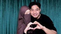 Banyak juga yang nyangkanya Eneng sama ustaz. Kenapa milih Fiki? Downgrade banget. Satu sisi Eneng sedih, satu sisi konyol untukku, apa yang mendasari seseorang harus mendikte keputusan orang lain itu salah. Mereka gak tahu yang sebetulnya, mereka gak tahu Abang kayak gimana. Aku perlu menjelaskan soal ini, pertama, aku memang gak pernah tertarik dengan orang yang terlihat spek ustaz dari dulu. Terus yang kedua, karena Eneng juga concern banget ke mental health, karena saya tidak stabil sampai akhirnya bs kontrol itu, menyembuhkan itu. Eneng tahu betapa pentingnya seorang laki-laki yang punya emotional intellegence dan itu ada di Abang banget, kamu bisa kontrol marahmu, tutur Tinandrose. (Foto: dok Instagram fikinakii)