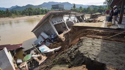 Gotong Royong Warga Selamatkan TPQ yang Ambruk Akibat Banjir Bandang
