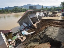 Gotong Royong Warga Selamatkan TPQ yang Ambruk Akibat Banjir Bandang