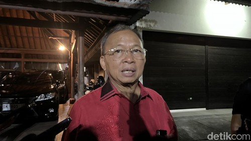 Gubernur Bali Wayan Koster ditemui di Jayasabha, Denpasar, Minggu (4/1/2026). (Rizki Setyo)