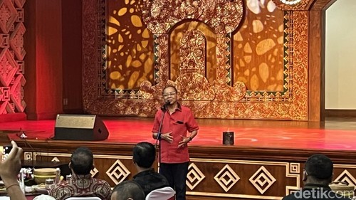 Gubernur Bali Wayan Koster saat sambutan di acara Temu Media di Jayasabha, Minggu (4/1/2026). (Rizki Setyo)