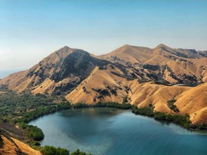 Pesona Bukit Liaga Ende NTT, Savana Perbukitan dan Teluk Unik Berbentuk Huruf U