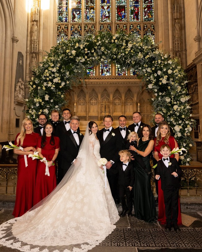 Dalam postingan terbaru, Holly akhirnya membagikan momen-momen di hari bahagianya bersama Adam. Terungkap bahwa wanita 25 tahun tersebut mengenakan gaun dari desainer kenamaan, Elie Saab. Foto: Instagram @hollyramsaypeaty/ @JasonLloydEvans.