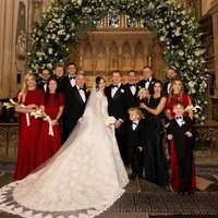 Dalam postingan terbaru, Holly akhirnya membagikan momen-momen di hari bahagianya bersama Adam. Terungkap bahwa wanita 25 tahun tersebut mengenakan gaun dari desainer kenamaan, Elie Saab. Foto: Instagram @hollyramsaypeaty/ @JasonLloydEvans.