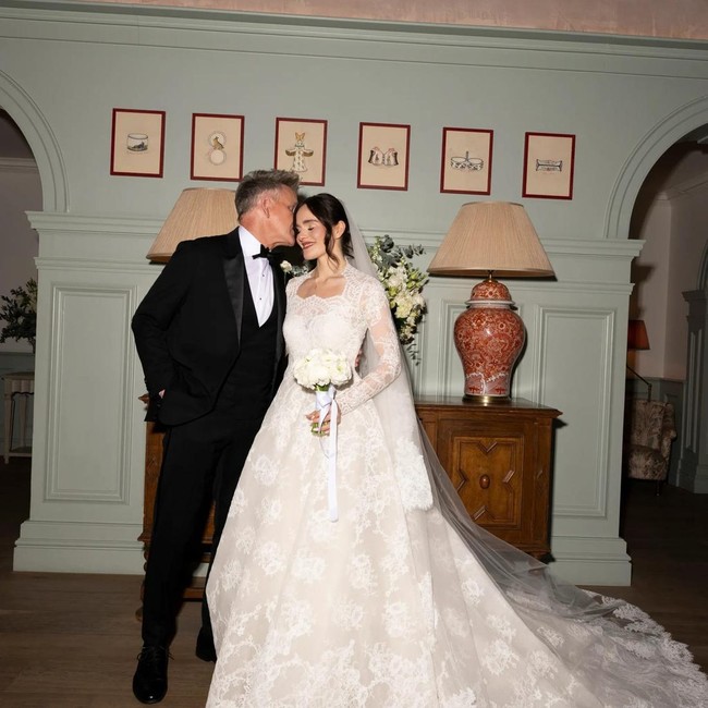 8 Foto Pernikahan Putri Gordon Ramsay, Terungkap Pakai Gaun Pengantin Elie Saab