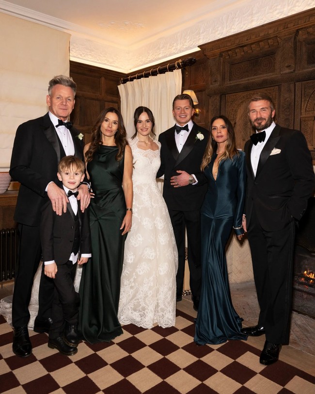 “Aku tahu aku ingin mengenakan sesuatu yang sangat tradisional dan cukup sederhana, dengan renda. Aku selalu menyukai gaun Grace Kelly dan Kate Middleton: garis leher tinggi yang indah, sangat feminin. Gaun itu membuatku merasa seperti seorang putri,” ujarnya kepada British Vogue. Foto: Instagram @hollyramsaypeaty/ @JasonLloydEvans.