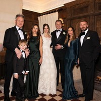 “Aku tahu aku ingin mengenakan sesuatu yang sangat tradisional dan cukup sederhana, dengan renda. Aku selalu menyukai gaun Grace Kelly dan Kate Middleton: garis leher tinggi yang indah, sangat feminin. Gaun itu membuatku merasa seperti seorang putri,” ujarnya kepada British Vogue. Foto: Instagram @hollyramsaypeaty/ @JasonLloydEvans.