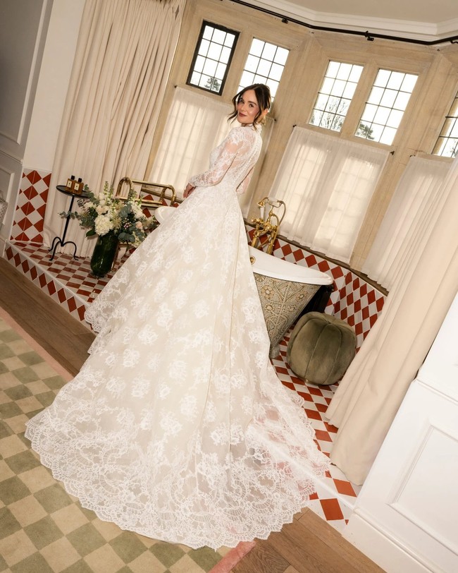 Dilangsungkan di Bath Abbey yang dibangun pada abad ke-13, Holly tahu ia butuh gaun yang setara dengan kemegahan dan suasana gotik dari tempat pernikahannya sendiri tapi tetap elegan. Foto: Instagram @hollyramsaypeaty/ @JasonLloydEvans.