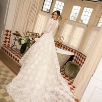 Dilangsungkan di Bath Abbey yang dibangun pada abad ke-13, Holly tahu ia butuh gaun yang setara dengan kemegahan dan suasana gotik dari tempat pernikahannya sendiri tapi tetap elegan. Foto: Instagram @hollyramsaypeaty/ @JasonLloydEvans.