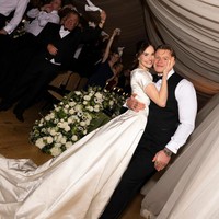 Bicara mengenai haru, tidak ada yang lebih menangis dari pada ayah Holly, Gordon Ramsay. Dikatakan pria yang dikenal lewat program MasterChef itu selalu menangis setiap kali membicarakan pernikahan bahkan sebelum putrinya resmi jadi istri. Foto: Instagram @hollyramsaypeaty/ @JasonLloydEvans.