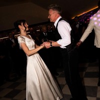 Makanan tentu menjadi hal yang penting dalam pesta anak seorang Gordon Ramsay. Menurut Holly, celebrity chef itu masih mengawasi hidangan beef Wellington saat pernikahan sang putri. Foto: Instagram @hollyramsaypeaty/ @JasonLloydEvans.