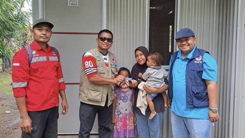 Penyerahan kunci huntara yang selesai dibangun BNPB kepada korban banjir Wera-Ambalawi, Kabupaten Bima, NTB, pada Minggu, (4/1/2026).