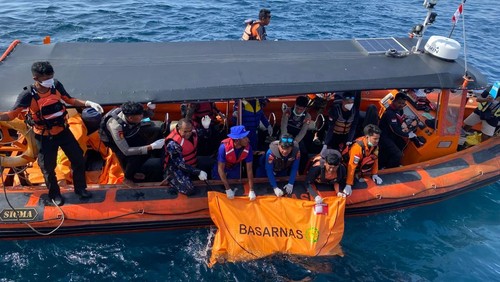 Tim SAR gabungan menemukan jenazah diduga Fernando Martin Carreras di perairan Pulau Rinca, Minggu (4/1/2026). (Dok Basarnas Maumere)