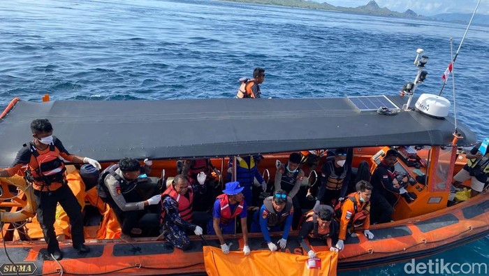 Tim SAR gabungan mengevakuasi jenazah Fernando Martin Carreras di perairan Pulau Rinca, TN Komodo, Minggu (4/1/2026). (Dok Basarnas Maumere)