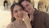 Kabar bahagia datang dari pasangan kreator konten Jennifer Christie dan Alastair, atau yang akrab disapa Mas Bule. Akhirnya Jennifer Christie dilamar oleh kekasinya. Foto: Instagram/@jenniferchristie