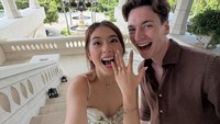 Momen tersebut disambut bahagia oleh netizen. Mengingat keduanya sudah menjalin hubungan sekitar 4 tahun. Momen romantisnya selalu dibagikan lewat konten TikTok dan langsung viral. Foto: Instagram/@jenniferchristie