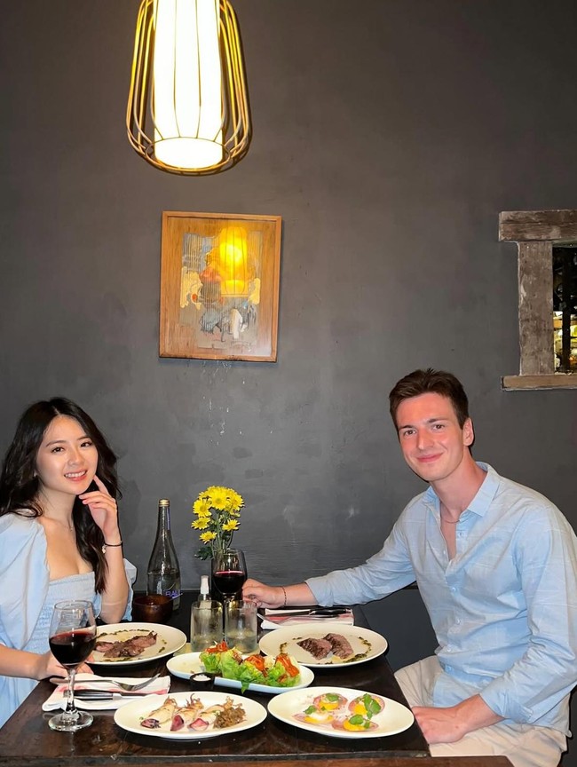 Romantis! Jennifer Christie dan Mas Bule Cicip Udang Balon dan Sup Pir