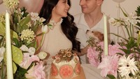 Terakhir ada momen Mas Bule saat memberikan kejutan kue ulang tahun untuk Jennifer Christie yang ke-26. Momen ini makin romantis dengan dekorasi bunga dan balon. Foto: Instagram/@jenniferchristie