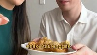 Mereka juga sering mengunggah momen kulineran saat masih pacaran, Salah satunya momen ketika memasak bersama. Jennifer Christie sukses membuat tren udang balon bersama Mas Bule. Foto: Instagram/@jenniferchristie