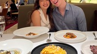 Momen romantis Jennifer Christie dan Mas Bule juga tampak pada foto yang satu ini. Mereka menikmati steak hingga toast topping omelete di restoran Mandarin Oriental. Foto: Instagram/@jenniferchristie
