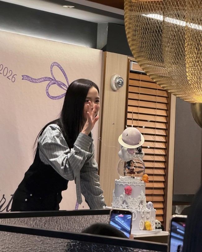 Acara tersebut semakin istimewa karena kehadiran Jisoo BLACKPINK yang datang dengan gaya smart casual. Berbalut kemeja garis-garis, rompi dan celana berwarna hitam. Ia bahkan membuatkan racikan saus hotpot andalannya, berinteraksi dengan BLINK sepanjang acara juga berperan sebagai MC. Foto: dok. Instagram @sooyaaa__