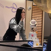 Acara tersebut semakin istimewa karena kehadiran Jisoo BLACKPINK yang datang dengan gaya smart casual. Berbalut kemeja garis-garis, rompi dan celana berwarna hitam. Ia bahkan membuatkan racikan saus hotpot andalannya, berinteraksi dengan BLINK sepanjang acara juga berperan sebagai MC. Foto: dok. Instagram @sooyaaa__