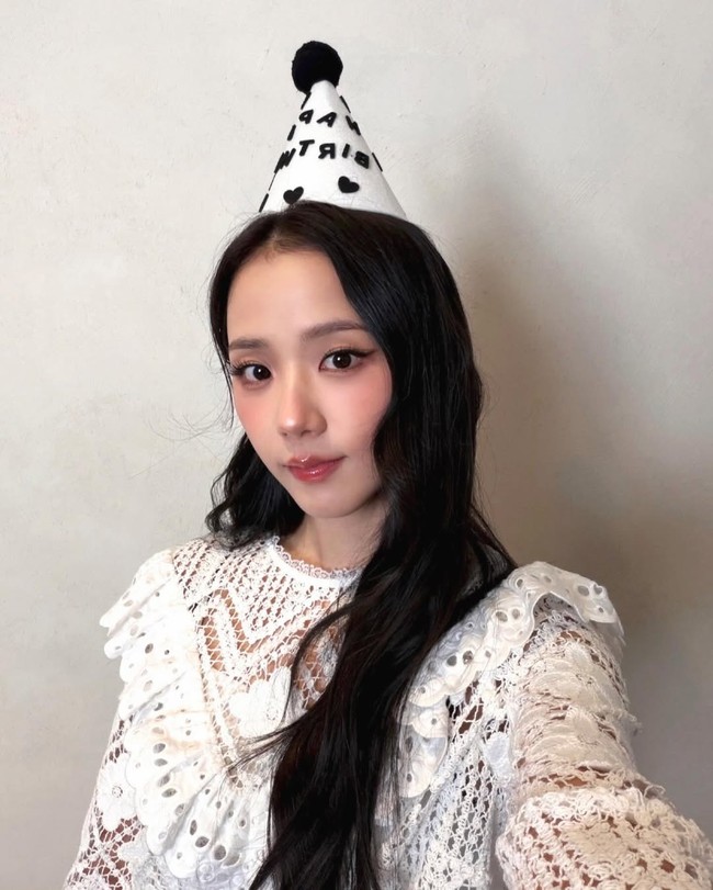 Para penggemar bebas menikmati refill tanpa batas. Beberapa meja bahkan menghabiskan tagihan lebih dari 400 juta won (Rp 4,3 juta) yang dibayar sepenuhnya oleh bintang film Omniscient Reader: The Prophecy itu. Foto: dok. Instagram @sooyaaa__