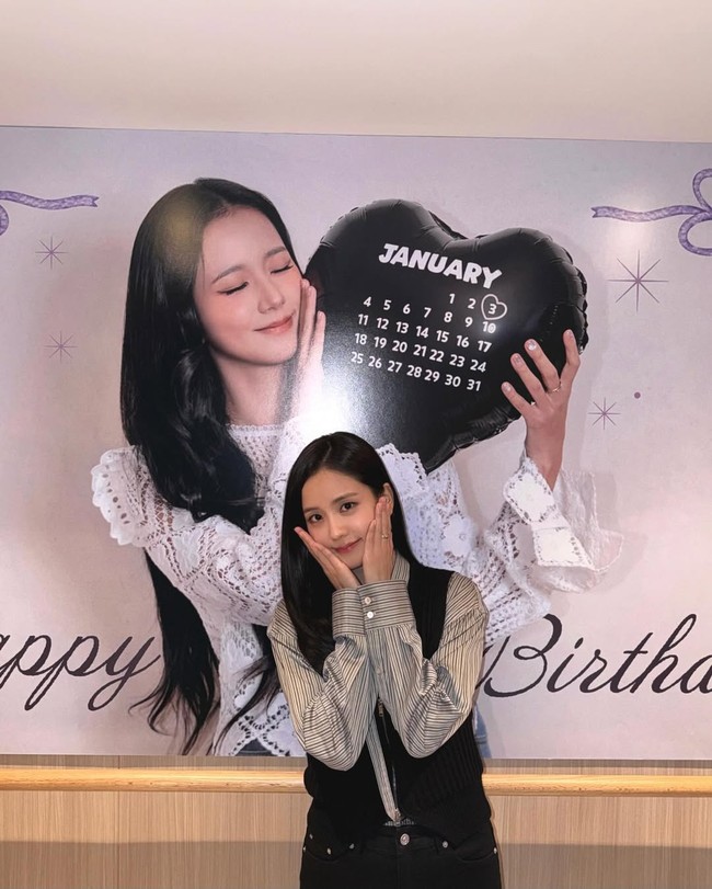 Momen kebahagiaan itu dibagikan Jisoo BLACKPINK melalui akun Instagram-nya. Ia sukses menciptakan momen berkesan dengan pesta bertema “103 Company” yang tak terlupakan bagi para penggemar. Foto: dok. Instagram @sooyaaa__