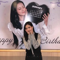 Momen kebahagiaan itu dibagikan Jisoo BLACKPINK melalui akun Instagram-nya. Ia sukses menciptakan momen berkesan dengan pesta bertema “103 Company” yang tak terlupakan bagi para penggemar. Foto: dok. Instagram @sooyaaa__