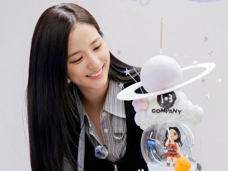 Potret Jisoo BLACKPINK Ultah, Traktir 103 Fans Makan Hingga Bagi-bagi iPhone