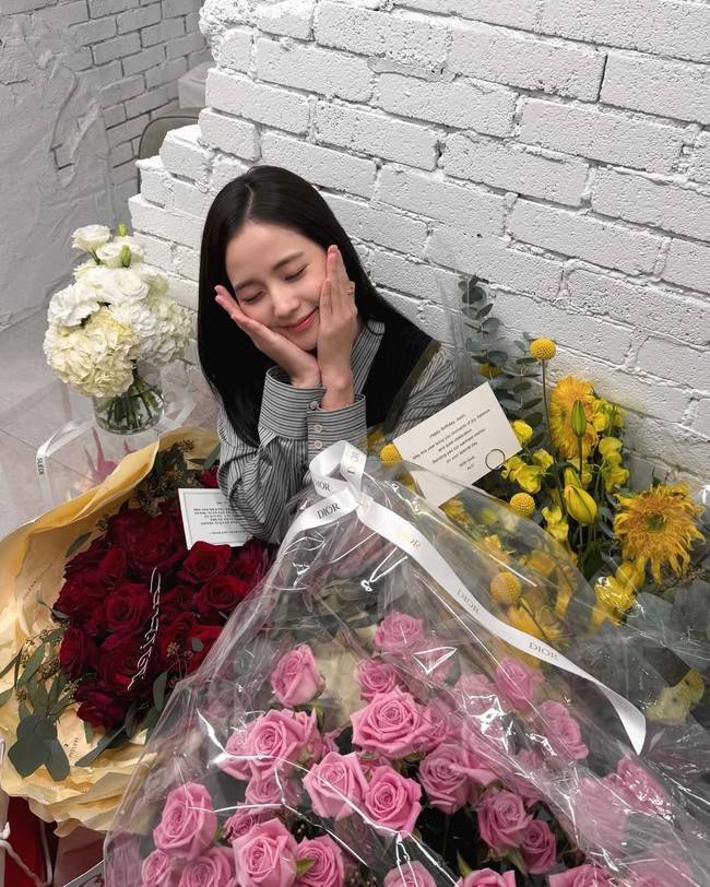 Tak berhenti sampai di situ, Jisoo BLACKPINK juga mengadakan doorprize berhadiah mewah termasuk iPhone, iPad, Galaxy Pro, Nintendo Switch 2, hingga headphone Bose. Penggemar yang hadir juga berkesempatan membawa pulang kaos Self Potrait dan sejumlah merchandise resminya. Foto: dok. Instagram @sooyaaa__