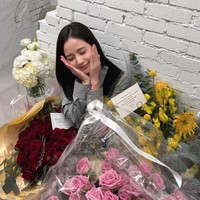 Tak berhenti sampai di situ, Jisoo BLACKPINK juga mengadakan doorprize berhadiah mewah termasuk iPhone, iPad, Galaxy Pro, Nintendo Switch 2, hingga headphone Bose. Penggemar yang hadir juga berkesempatan membawa pulang kaos Self Potrait dan sejumlah merchandise resminya. Foto: dok. Instagram @sooyaaa__