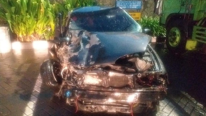 Kecelakaan adu banteng bus dan sedan di Balongbendo Sidoarjo