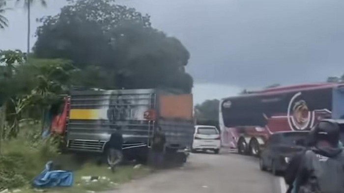 Kecelakaan Beruntun 2 Truk-1 Bus di Sidrap gegara Rem Blong, 2 Sopir Luka